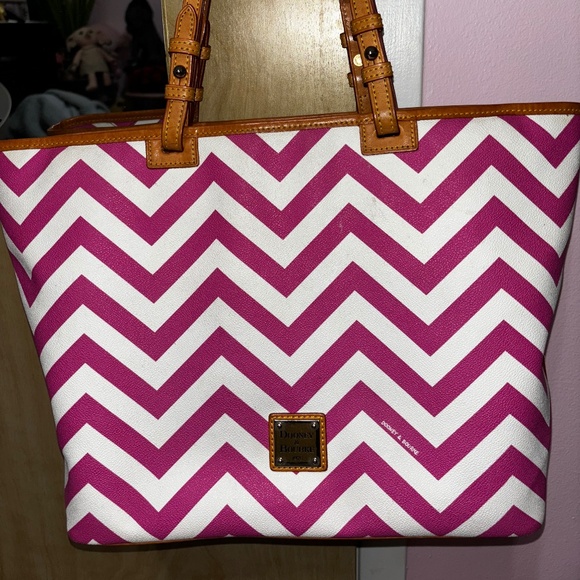 Dooney & Bourke pink, white chevron print shoulder bag, tote - Picture 1 of 5